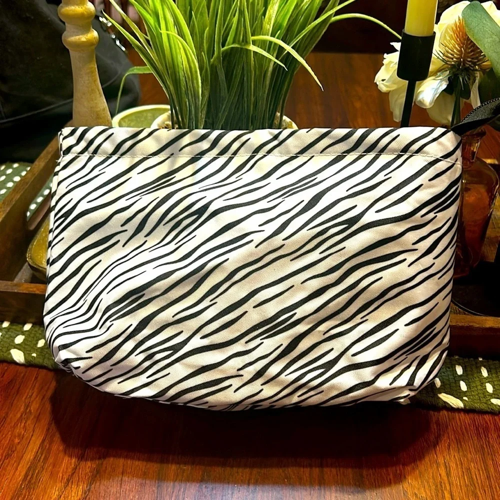 💥2/$10 Black & White Zebra print canvas cosmetic bag 11x6x3”